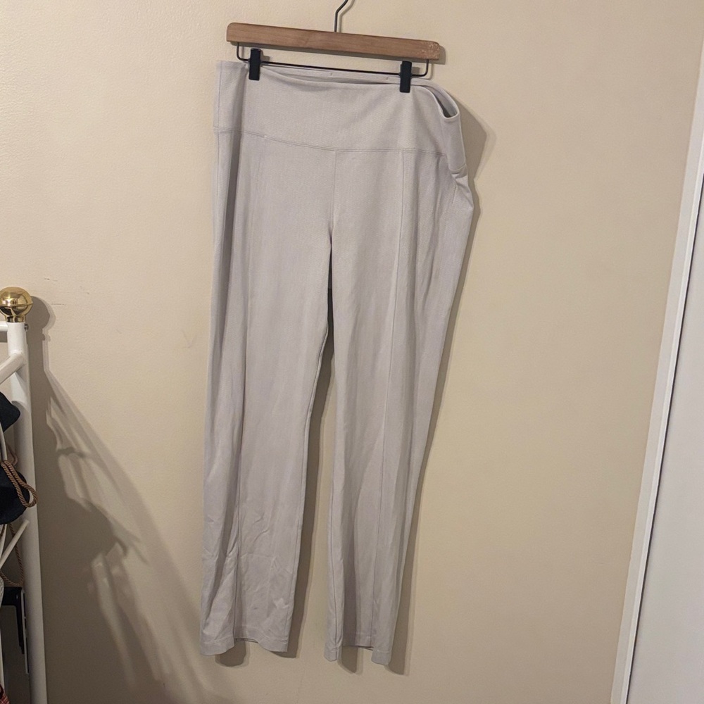 Athleta Straight Leg Pull On Style Pant